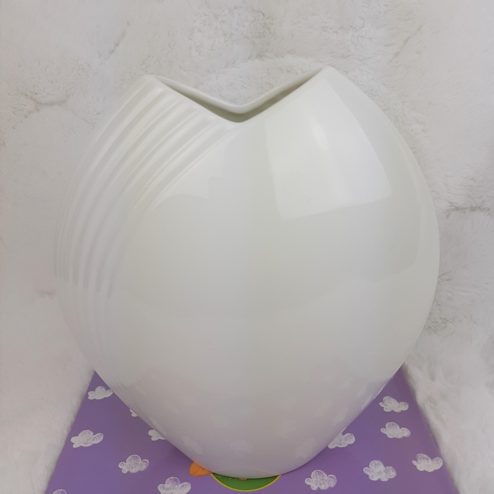 Christopher Stuart White Tempest Vase Bone China